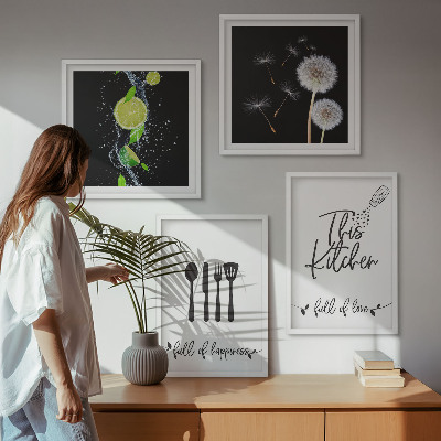 Tavelvägg ovanför soffa Maskrosor lime köksinskriptioner