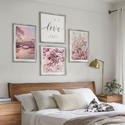 Tavelvägg ovanför soffa Blomsterbron Livsinspiration