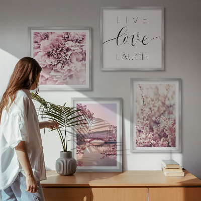 Tavelvägg ovanför soffa Blomsterbron Livsinspiration