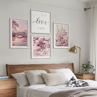 Tavelvägg ovanför soffa Blomsterbron Livsinspiration