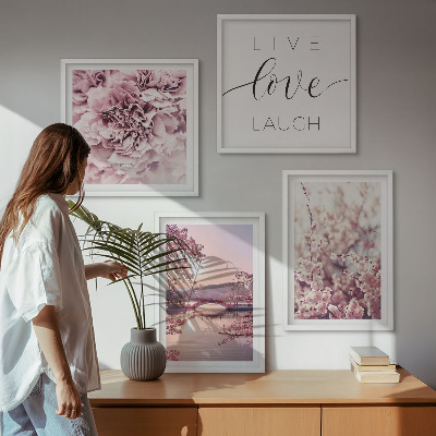 Tavelvägg ovanför soffa Blomsterbron Livsinspiration