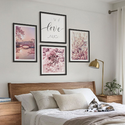 Tavelvägg ovanför soffa Blomsterbron Livsinspiration