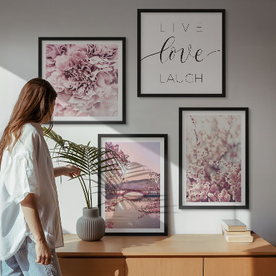 Tavelvägg ovanför soffa Blomsterbron Livsinspiration