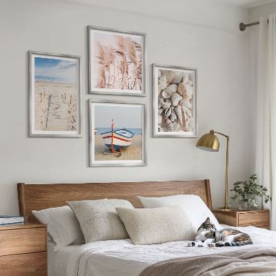 Tavelvägg ovanför soffa Strandbåtsskal gräs boho