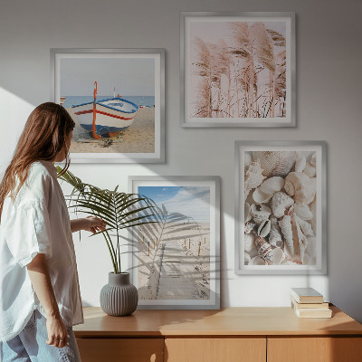 Tavelvägg ovanför soffa Strandbåtsskal gräs boho