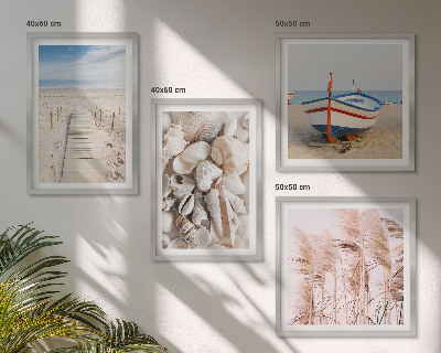 Tavelvägg ovanför soffa Strandbåtsskal gräs boho