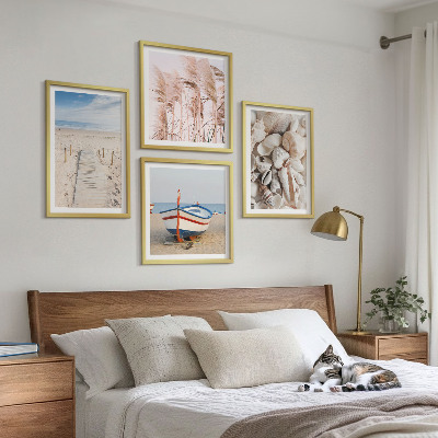 Tavelvägg ovanför soffa Strandbåtsskal gräs boho