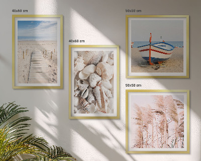Tavelvägg ovanför soffa Strandbåtsskal gräs boho