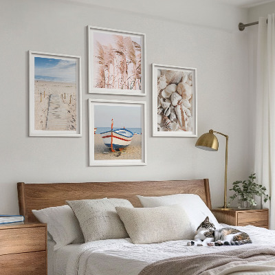 Tavelvägg ovanför soffa Strandbåtsskal gräs boho