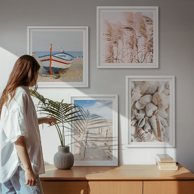 Tavelvägg ovanför soffa Strandbåtsskal gräs boho