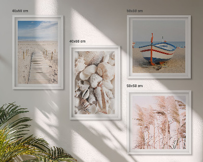 Tavelvägg ovanför soffa Strandbåtsskal gräs boho