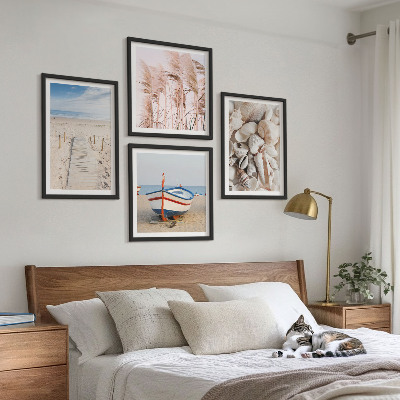 Tavelvägg ovanför soffa Strandbåtsskal gräs boho