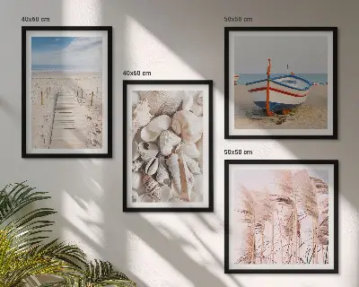 Tavelvägg för soffa med motiv av strandbåtar, snäckor och gräs i boho-stil