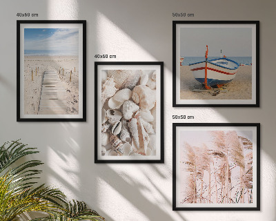 Tavelvägg ovanför soffa Strandbåtsskal gräs boho