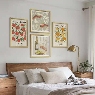 Tavelvägg ovanför soffa Blommor vin Milano Paris