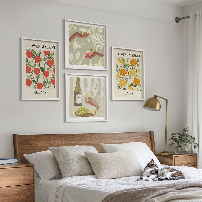 Tavelvägg ovanför soffa Blommor vin Milano Paris