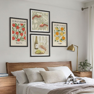 Tavelvägg ovanför soffa Blommor vin Milano Paris