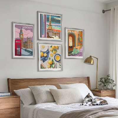 Tavelvägg ovanför soffa Stadsbilder Paris London Frankrike