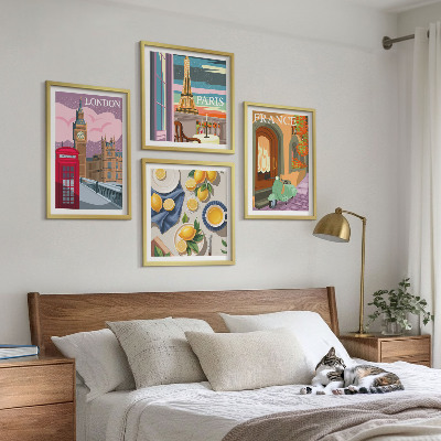 Tavelvägg ovanför soffa Stadsbilder Paris London Frankrike