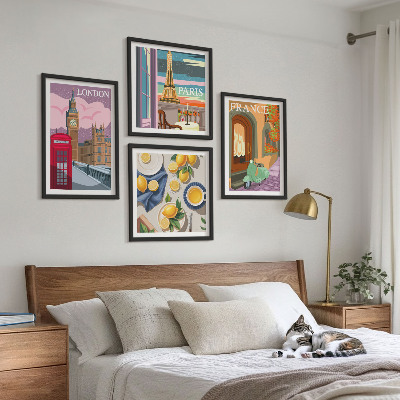 Tavelvägg ovanför soffa Stadsbilder Paris London Frankrike