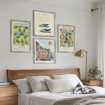 Tavelvägg ovanför soffa med motiv av fruktmönster i italiensk kultur