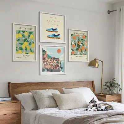 Tavelvägg ovanför soffa med motiv av fruktmönster i italiensk kultur