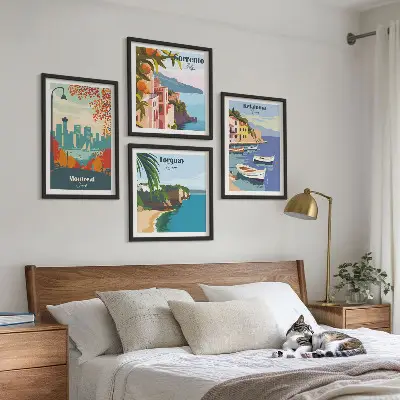 Tavelvägg ovanför soffa retrovyer med städer från hela världen