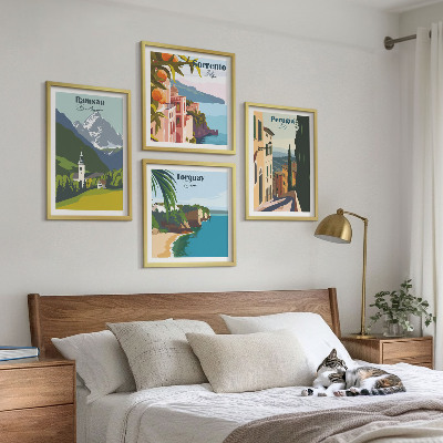 Tavelvägg ovanför soffa Bergslandskap och städer