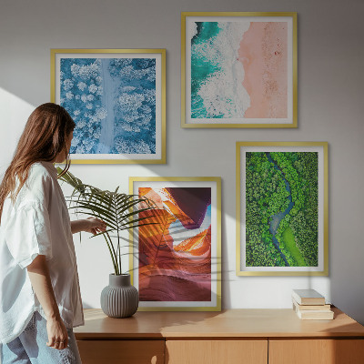 Tavelvägg ovanför soffa Vattenkanjonens grönska på vintern