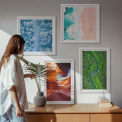 Tavelvägg ovanför soffa Vattenkanjonens grönska på vintern