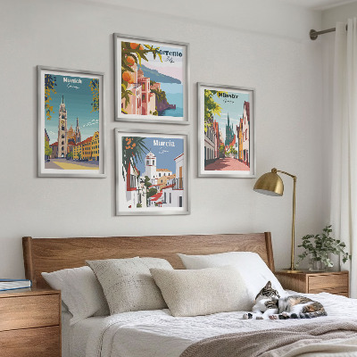 Tavelvägg ovanför soffa Europeiska städer i färgillustrationer