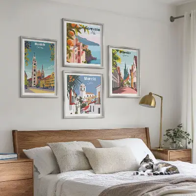 Tavelvägg med europeiska städer färgillustrationer ovanför soffa