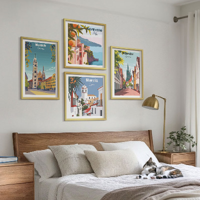 Tavelvägg ovanför soffa Europeiska städer i färgillustrationer