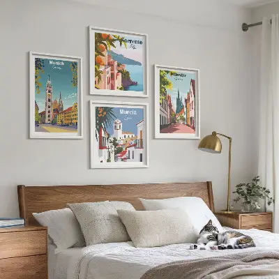 Tavelvägg med europeiska städer färgillustrationer ovanför soffa