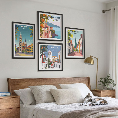 Tavelvägg ovanför soffa Europeiska städer i färgillustrationer