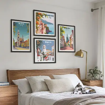 Tavelvägg med europeiska städer färgillustrationer ovanför soffa