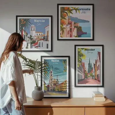 Tavelvägg med europeiska städer färgillustrationer ovanför soffa