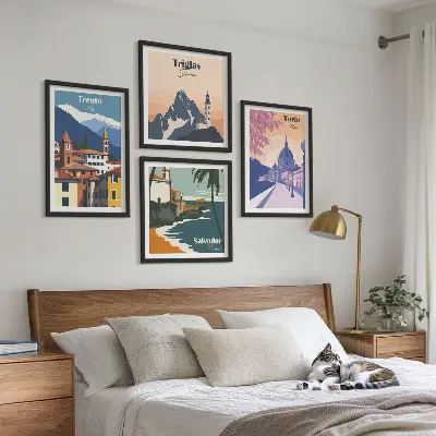 Tavelvägg med 4 tavlor med illustrationer av berg i retro arkitektonisk stil