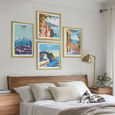 Tavelvägg ovanför soffa Färgglada illustrationer av retrostäder