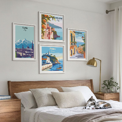 Tavelvägg ovanför soffa Färgglada illustrationer av retrostäder
