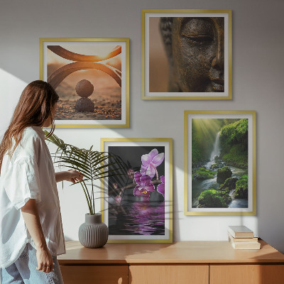 Tavelvägg ovanför soffa Blommor i vattnet vid Buddha-vattenfallet