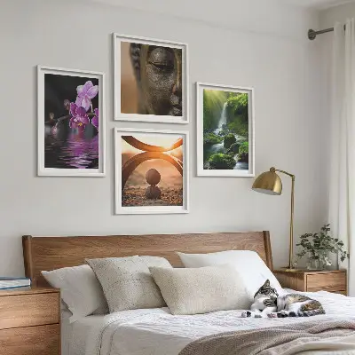 Tavelvägg ovanför soffa med motiv av blommor i vattnet vid Buddha-vattenfallet
