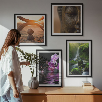 Tavelvägg ovanför soffa Blommor i vattnet vid Buddha-vattenfallet