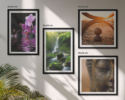 Tavelvägg ovanför soffa Blommor i vattnet vid Buddha-vattenfallet