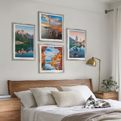 Tavelvägg ovanför soffa Bergsjöar reflektion av stenar