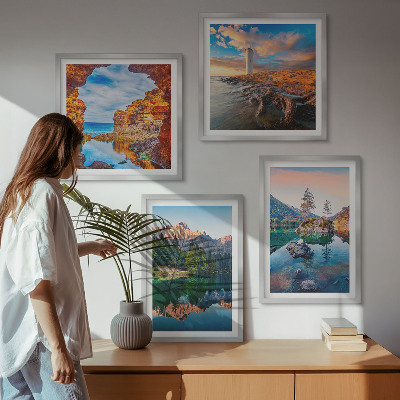 Tavelvägg ovanför soffa Bergsjöar reflektion av stenar