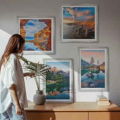 Tavelvägg med bergsjöar reflektion av stenar ovanför soffan