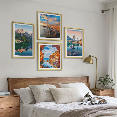 Tavelvägg ovanför soffa Bergsjöar reflektion av stenar
