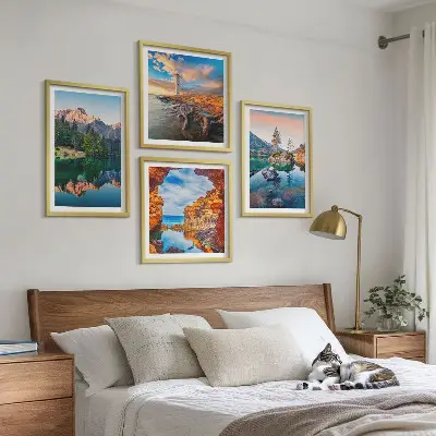 Tavelvägg med bergsjöar reflektion av stenar ovanför soffan