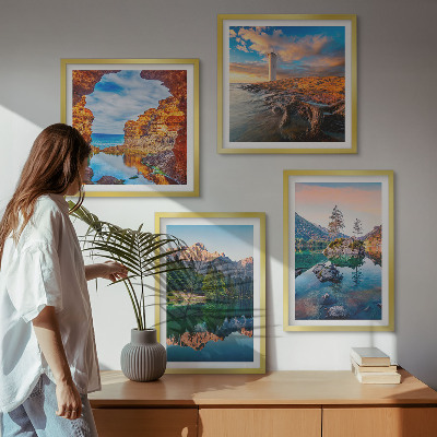 Tavelvägg ovanför soffa Bergsjöar reflektion av stenar
